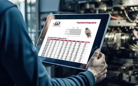 Produktkataloge Mann hält ein Tablet auf dem ein G&G Produktkatalog geöffnet ist